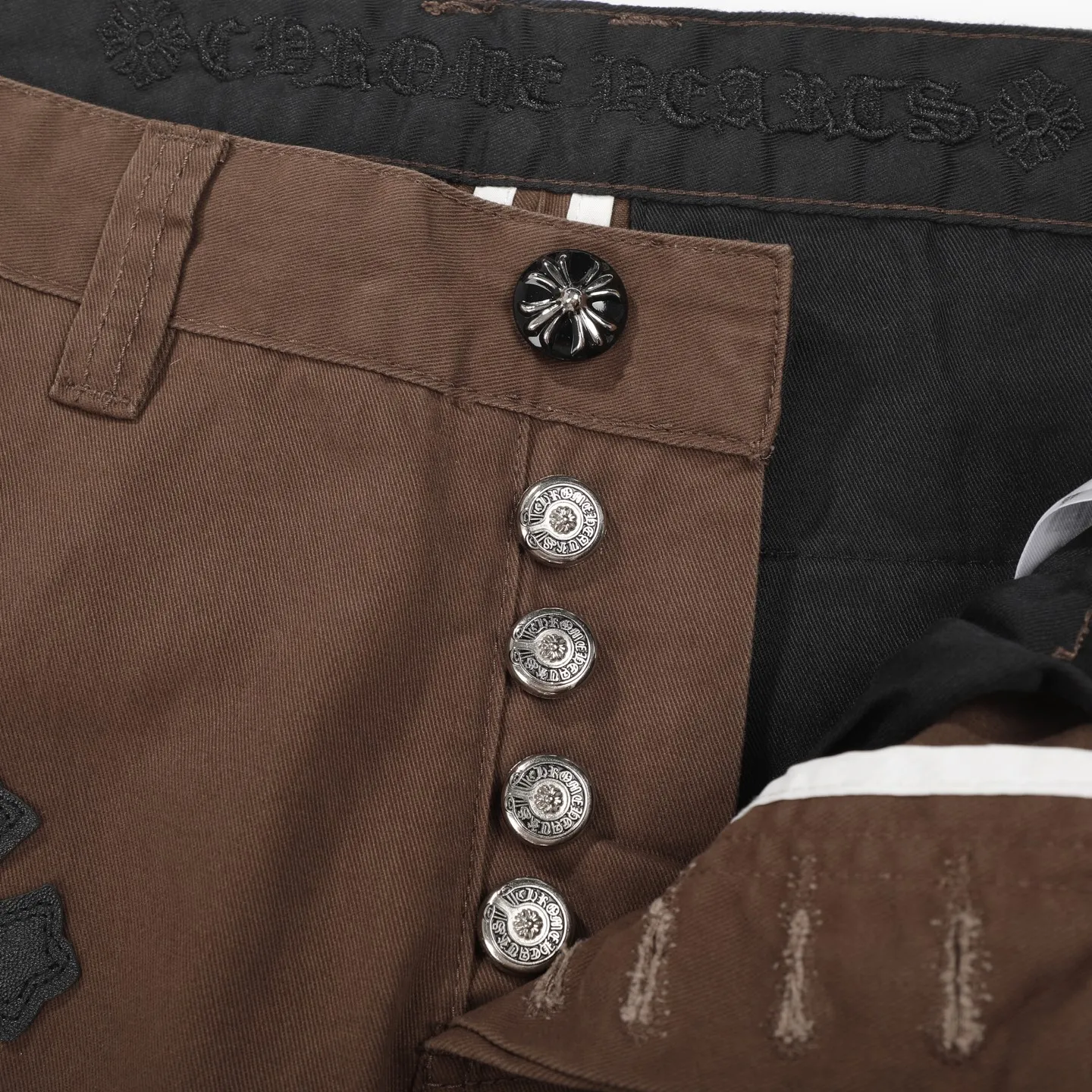 P260 Chrome Hearts/Chrome Hearts leopard print checkerboard horsehair cross patch leather jeans - Full of exploring the ultimate in fashion, Chrome Hearts' new Chrome Hearts pants cleverly integrate camouflage cross, checkerboard horsehair cross and other elements to break the traditional boundaries. The clever fusion of Mattyboy’s same style, overalls and khaki jeans brings endless matching inspiration to fashionistas.  This pair of Croxin overalls not only presents a unique retro style, but also combines comfort and sophistication with its wide-leg, loose design. The mid-high waist design matches a lazy and casual style, which not only makes the legs longer but also maintains a casual feel, it is a must-have fashion choice for trendy men and trendy women.  Brown overalls are unique in leather matching and color selection, making them the leader among overalls. Chrome Hearts' khaki cross chino casual pants have a prince-like aristocratic feel. The pants have 40 panels of leather and full texture. The W34 size is perfectly presented and has become the focus of the forefront of fashion. Whether it's for daily wear or a trendy try, these pants can bring you an excellent fashion experience.  Color: brown Size: 28 30 32 34 corresponding size s-xl